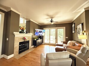 Smart TV, fireplace, stereo