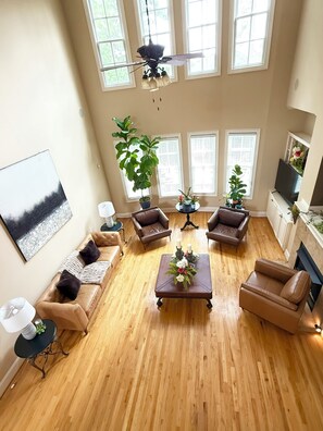 智能電視、壁爐、音響