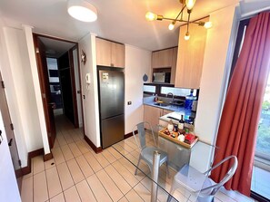 Kjøleskap, mikrobølgeovn, ovn og kaffetrakter/tekoker