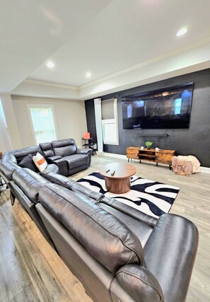 Smart TV - Beachside Studio Retreat (Norfolk)