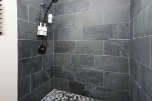 Een douche, een haardroger, handdoeken, zeep