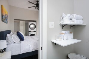 1 habitación, tabla de planchar con plancha, internet y ropa de cama 