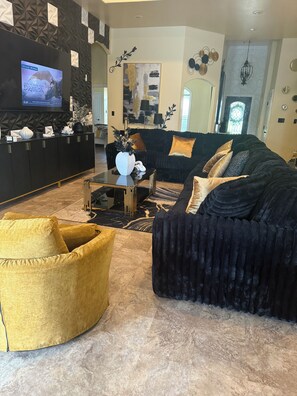 TV, fireplace - The Golden Hideaway (Jonesboro)