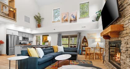 Creekside Retreat 4BR/4BA with Private Hottub + Pond view