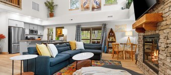 Creekside Retreat 4BR/4BA with Private Hottub + Pond view