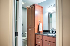 シャワー、ヘアドライヤー、タオル