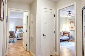 3 室のベッドルーム、アイロン / アイロン台、旅行用ベビーベッド、WiFi (無料)