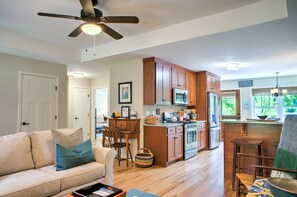 Smart TV, books - Birdsong Bungalow Mid-Term 3BR | Certified Green | East Asheville (Asheville)