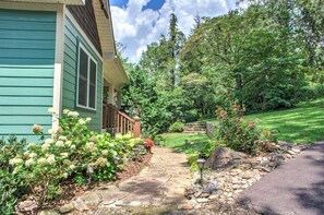 Property grounds - Birdsong Bungalow Mid-Term 3BR | Certified Green | East Asheville (Asheville)