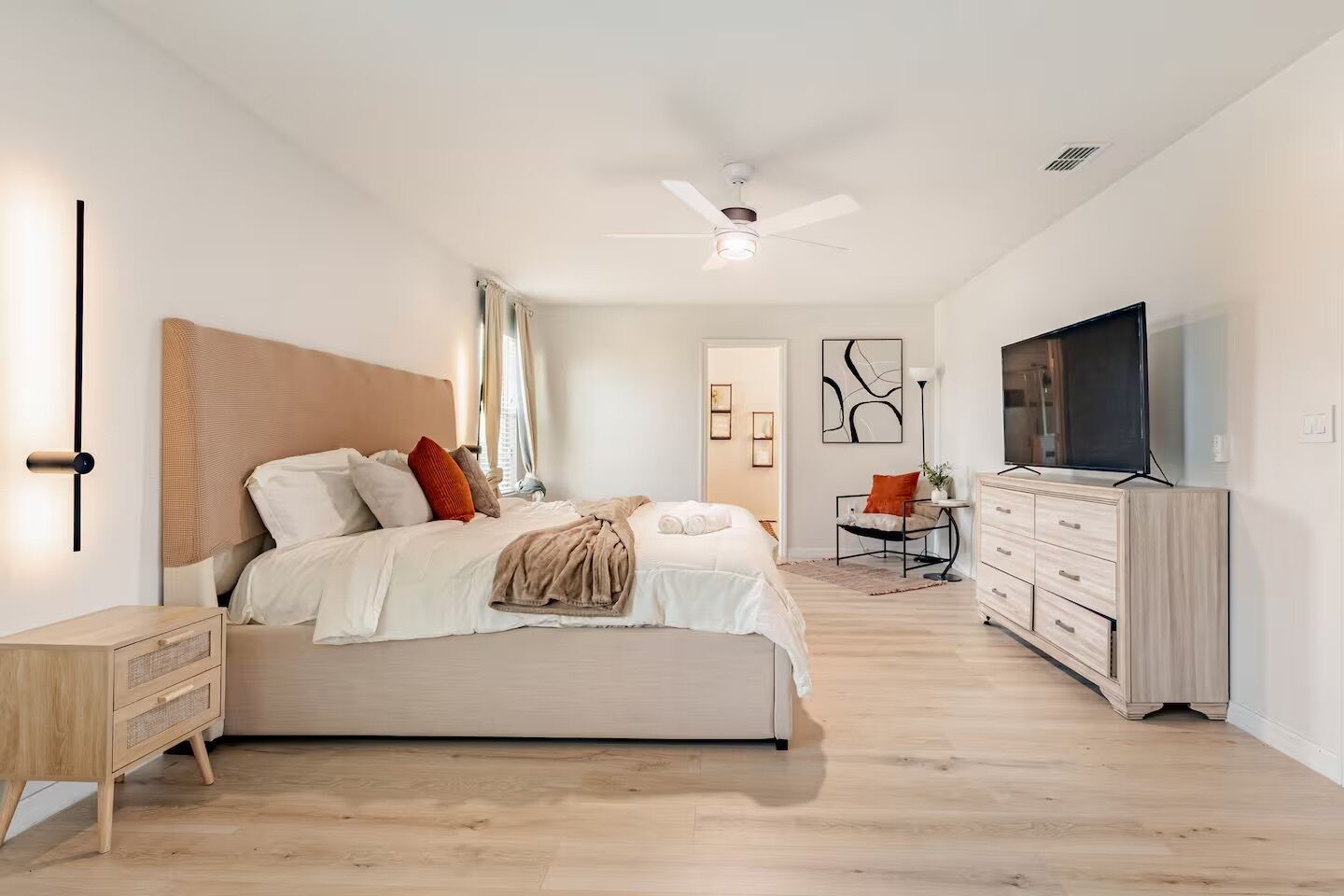 3 habitaciones, escritorio y tabla de planchar con plancha 