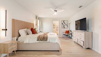 3 habitaciones, escritorio y tabla de planchar con plancha