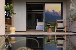 Habitación doble clásica, vista a la montaña | Artículos del minibar gratis y espacio para trabajar con laptop