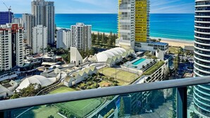 A high-rise hotel with a view of the beach and ocean. - Luxury Oracle Tower 2 Ocean Views 22nd floor (Broadbeach)