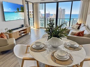 TV connectée, livres, chaîne hi-fi