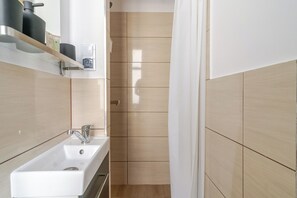Ducha, artículos de higiene personal gratuitos y secador de pelo