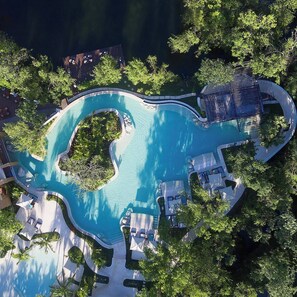 Utomhuspool och uppvärmd pool