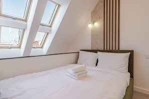 Iron/ironing board, WiFi, bed sheets