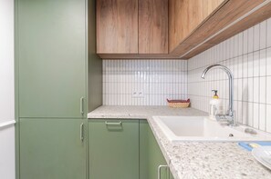 Fridge, oven, stovetop, dishwasher