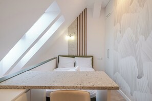 Tabla de planchar con plancha, wifi, ropa de cama