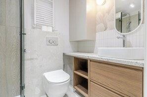 Douche, sèche-cheveux, serviettes fournies