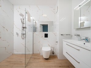 Ducha, secador de pelo y toallas