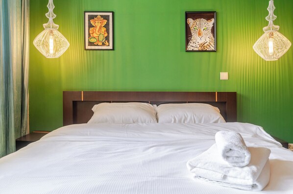 Iron/ironing board, bed sheets