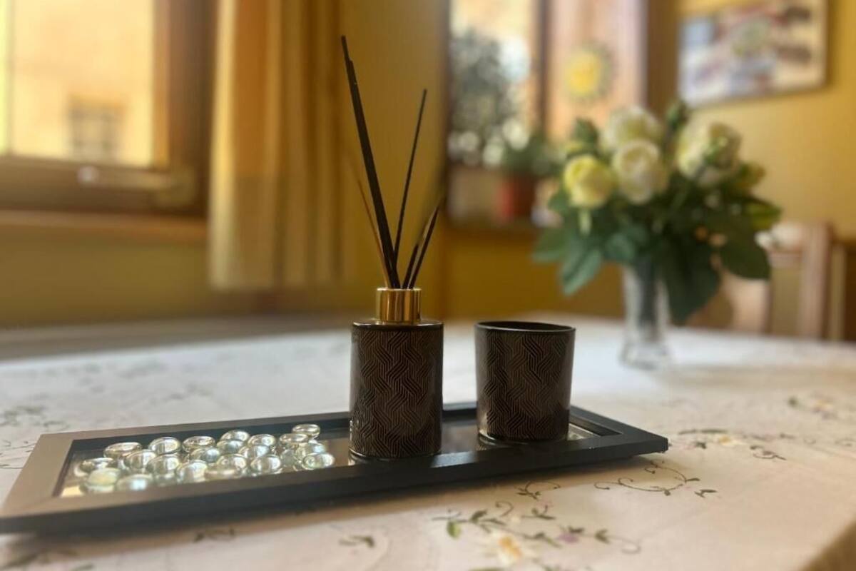 Een dienblad met twee decoratieve vazen en een set glazen knikkers op een tafel.