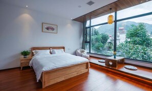 Cubrecamas, espacio para trabajar con laptop y cortinas blackout 