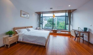 Habitación Signature doble | Edredones de plumas y espacio para trabajar con un portátil