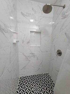 Secadora de cabello, toallas, jabón, papel de baño 