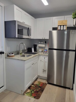 Microwave, stovetop - Cozy Getaway Studio Close to Airport and Beaches in Carrollwood Tampa (Tampa)