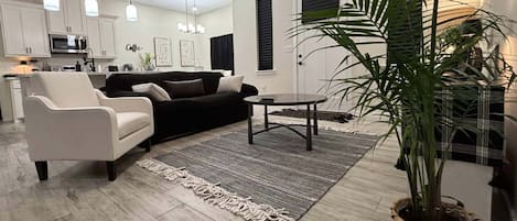 TV connectée, jeux vidéo, table de tennis de table, écrans d'ordinateur