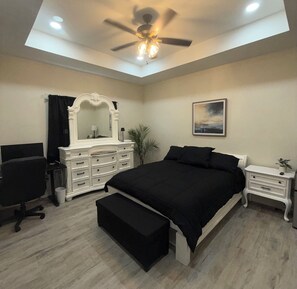 3 soveværelser, pengeskab på værelset, skrivebord, strygejern/strygebræt