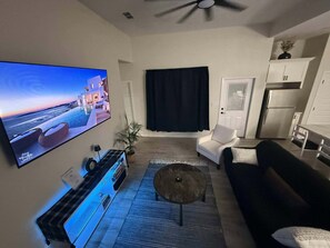 Smart TV, videojuegos, mesa de ping pong, monitor de computadora