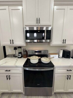 Refrigerador, microondas, horno, placa de cocina