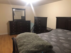 1 bedroom, iron/ironing board, WiFi, bed sheets - Cute appartement close to green subway line in quiet neighborhood. (Montréal)