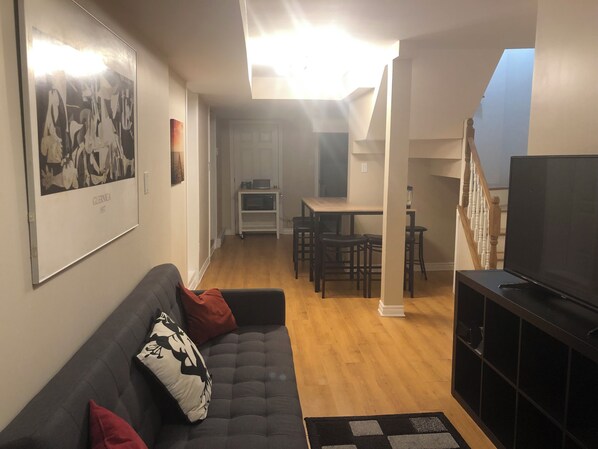 TV - Cute appartement close to green subway line in quiet neighborhood. (Montréal)