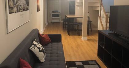 Cute appartement close to green subway line in quiet neighborhood.