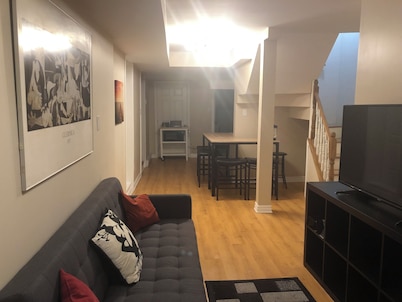 Cute appartement close to green subway line in quiet neighborhood.