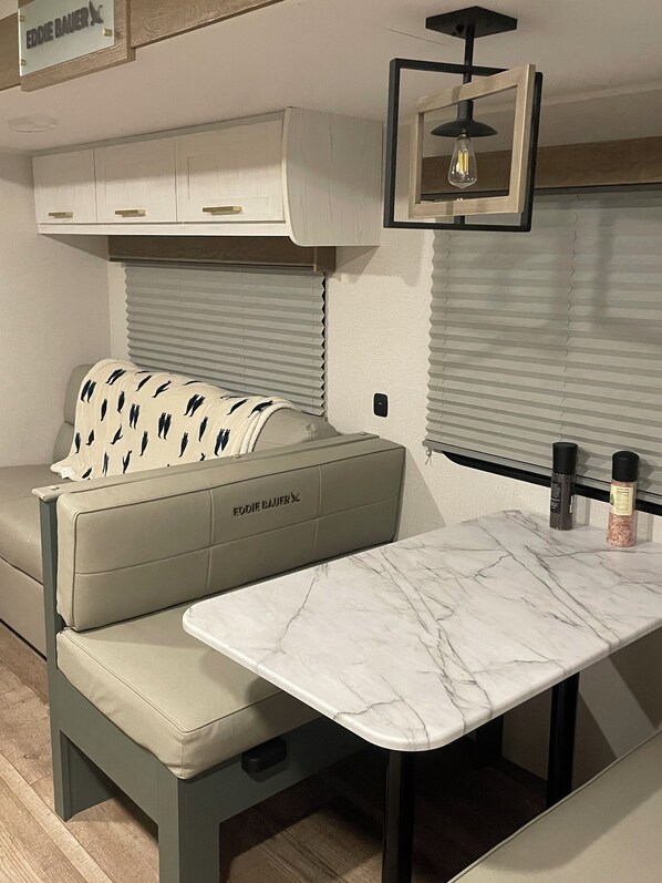 Smart-TV, Kamin, Stereoanlage