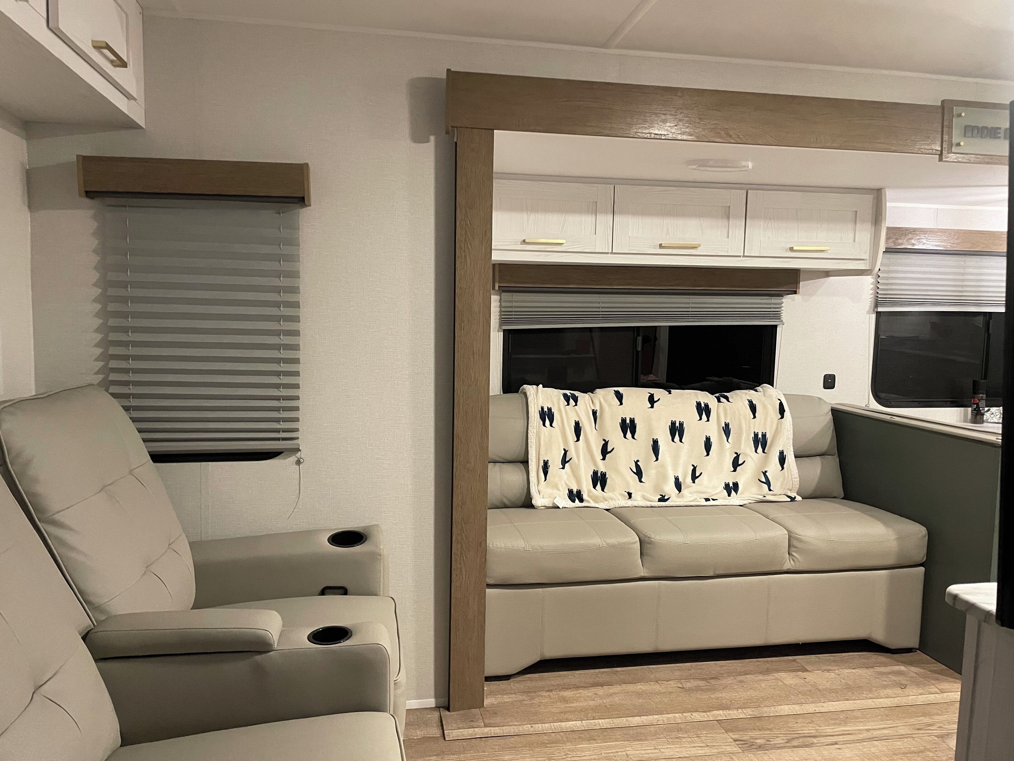 Smart TV, fireplace, stereo