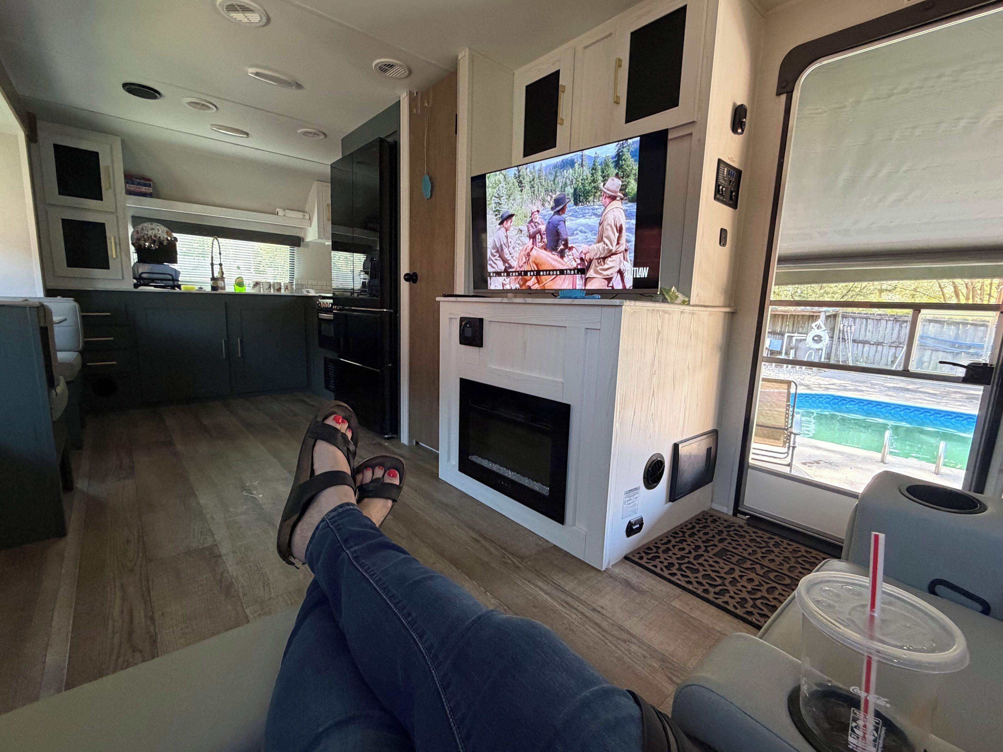 Smart TV, fireplace, stereo