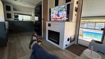 Smart TV, fireplace, stereo