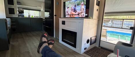 Smart-TV, Kamin, Stereoanlage