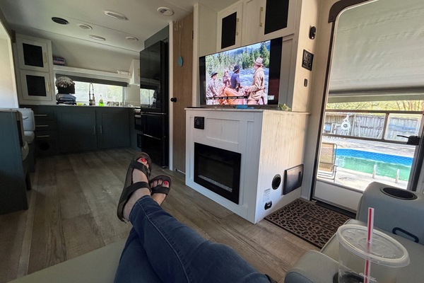 Smart TV, chimenea y estéreo