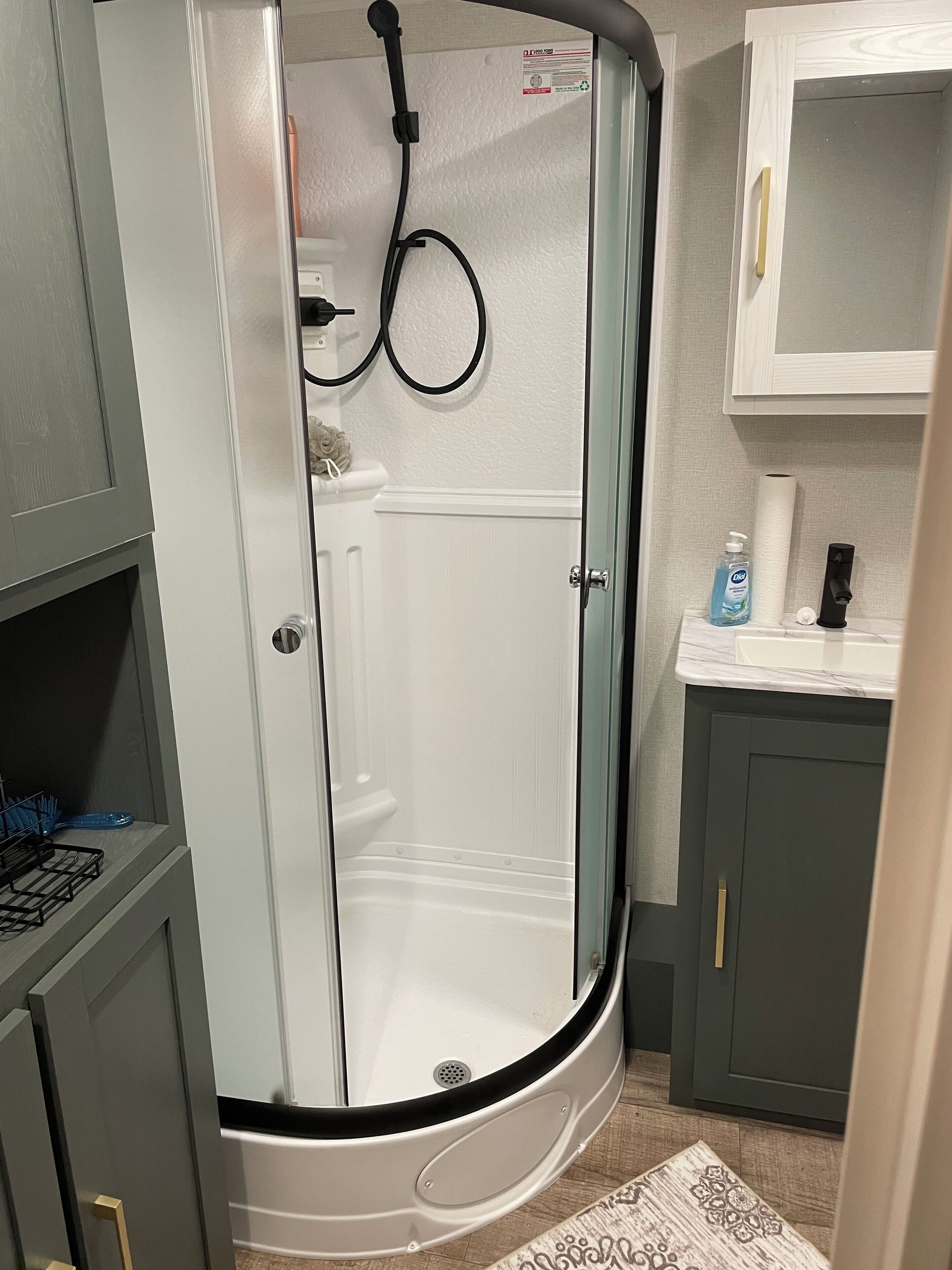 シャワー、ヘアドライヤー、タオル、トイレットペーパー