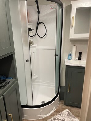 Douche, sèche-cheveux, serviettes fournies, savon