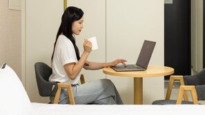 Standard tvåbäddsrum - icke-rökare - utsikt mot staden | Sängtillbehör av högsta kvalitet, ljudisolering och gratis wi-fi