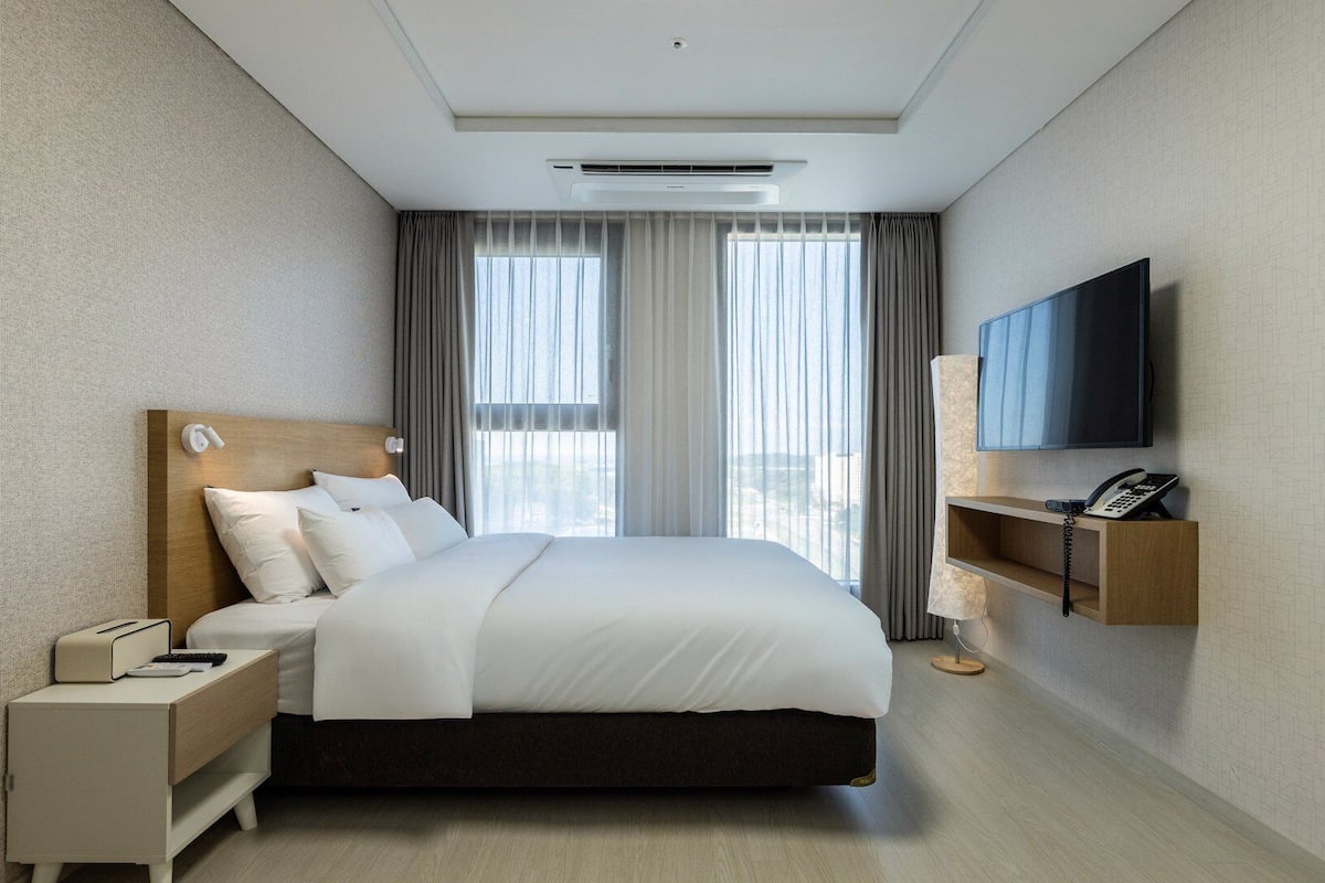 Premium bedding, soundproofing, free WiFi, bed sheets