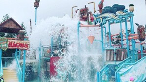 A water park with a sign reading "ALOHA" and a large water feature. - Centum Mark Kimstay Yangyang (Yangyang)